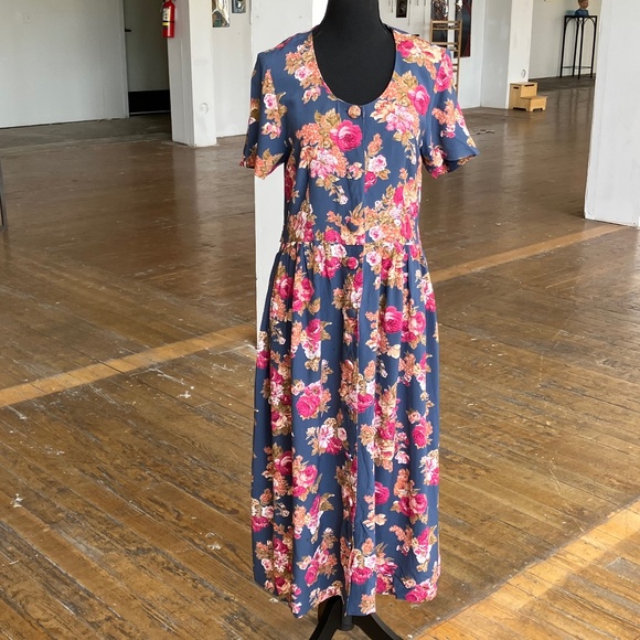 Vintage Dresses & Skirts - Perfect Vintage Floral button-down midi length dress with pockets/waist tie